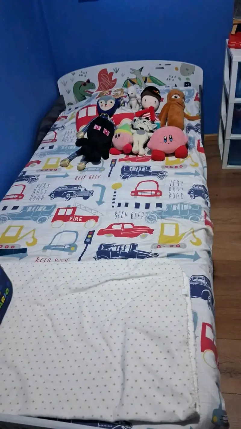 Cama infantil con diseño de autos - 2