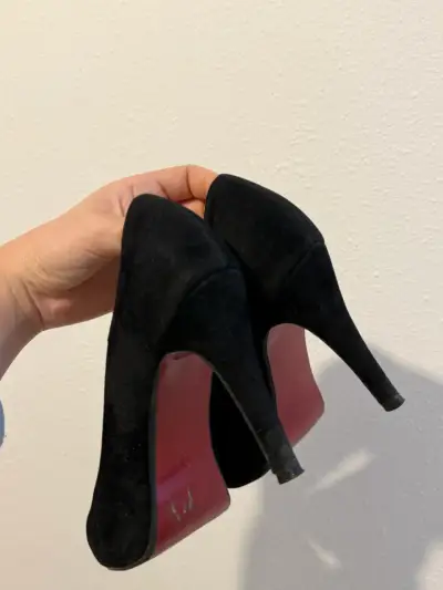 Tacones negros de gamuza elegantes - miniatura 4