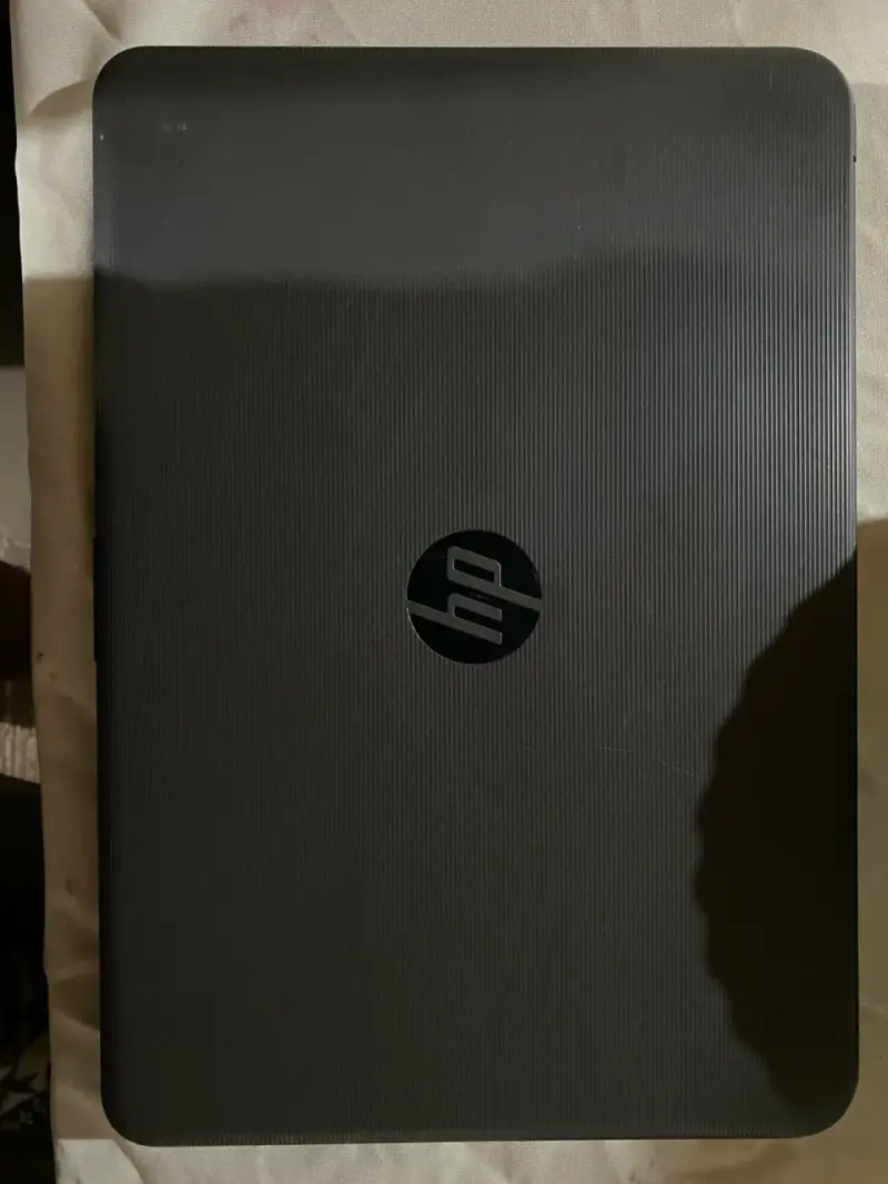 Laptop HP gris en buen estado