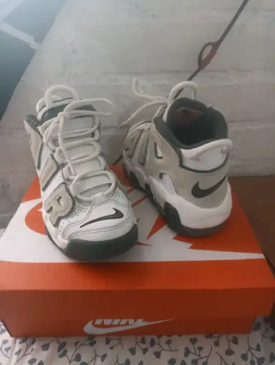 Zapatillas Nike Air More Uptempo blancas - miniatura 3