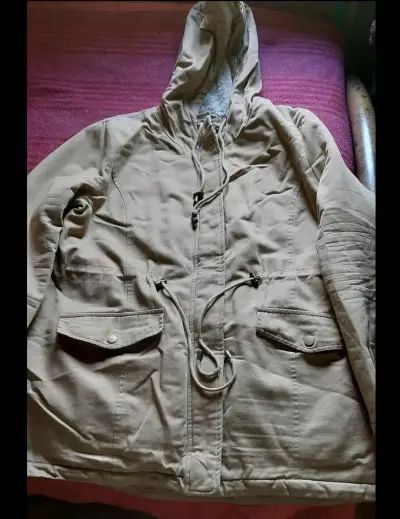 Parka beige con capucha y bolsillos - miniatura 1