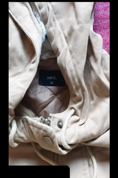 Parka beige con capucha y bolsillos - miniatura 2