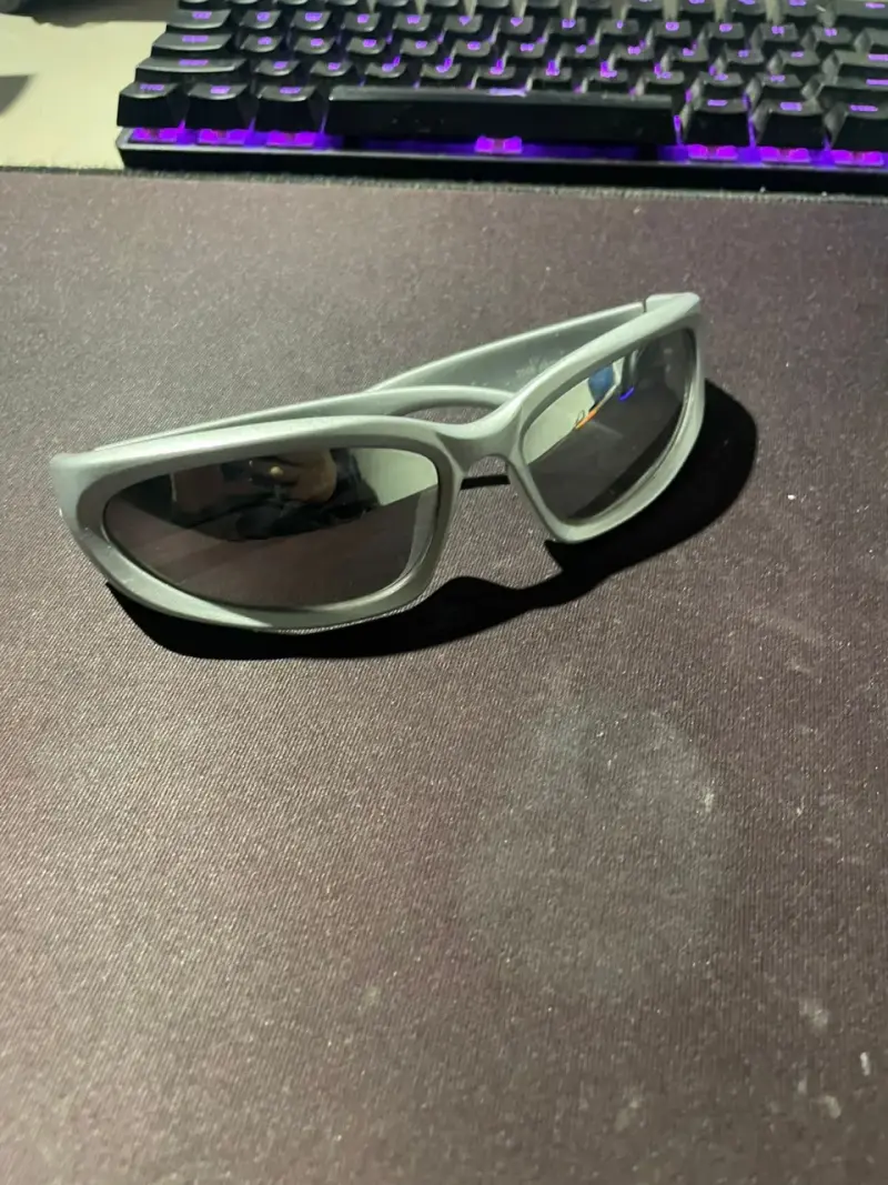 Gafas de sol deportivas unisex color gris y negro - 1