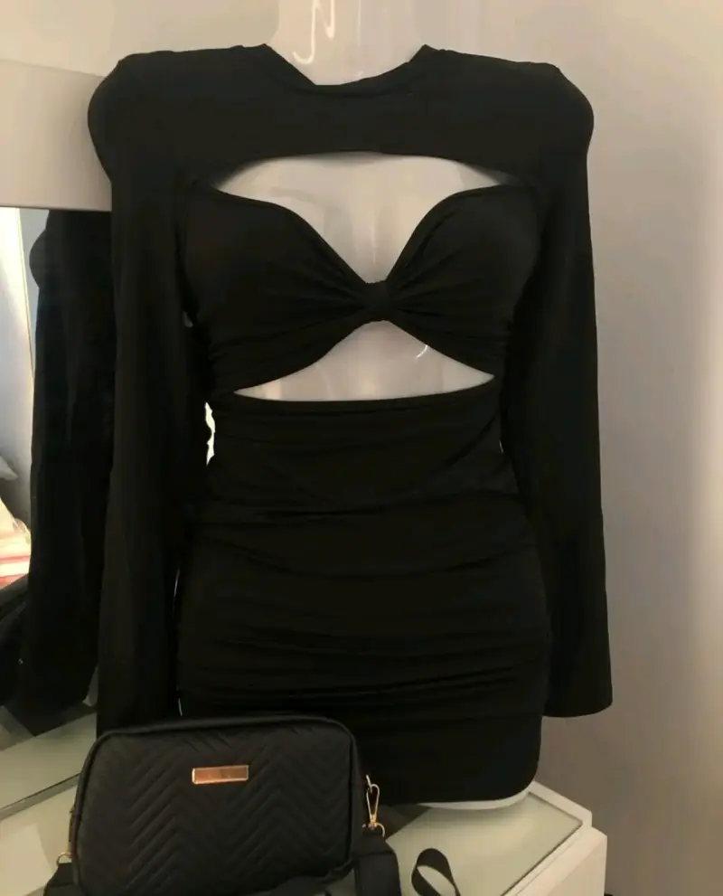 Vestido negro ajustado con diseño cut-out