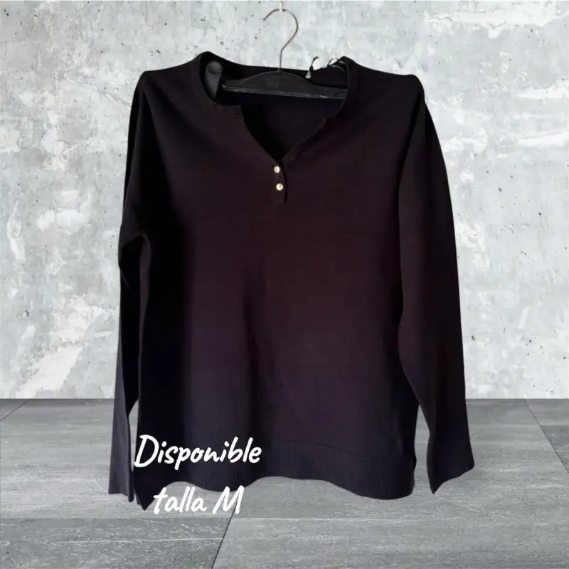 Suéter negro con botones talla M