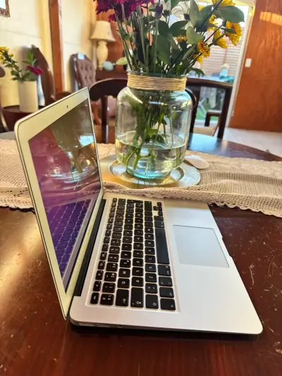 Laptop MacBook Air 13 pulgadas en buen estado - miniatura 1
