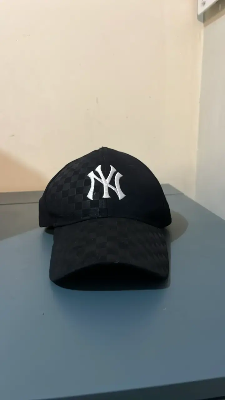 Gorra negra con logo bordado - 1