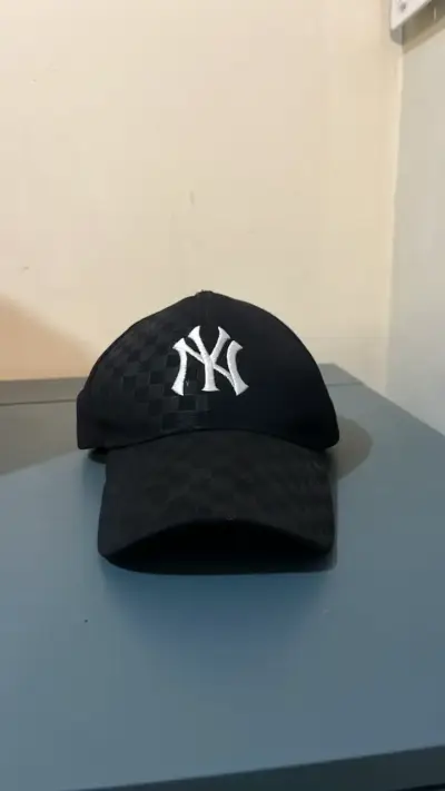 Gorra negra con logo bordado - miniatura 1