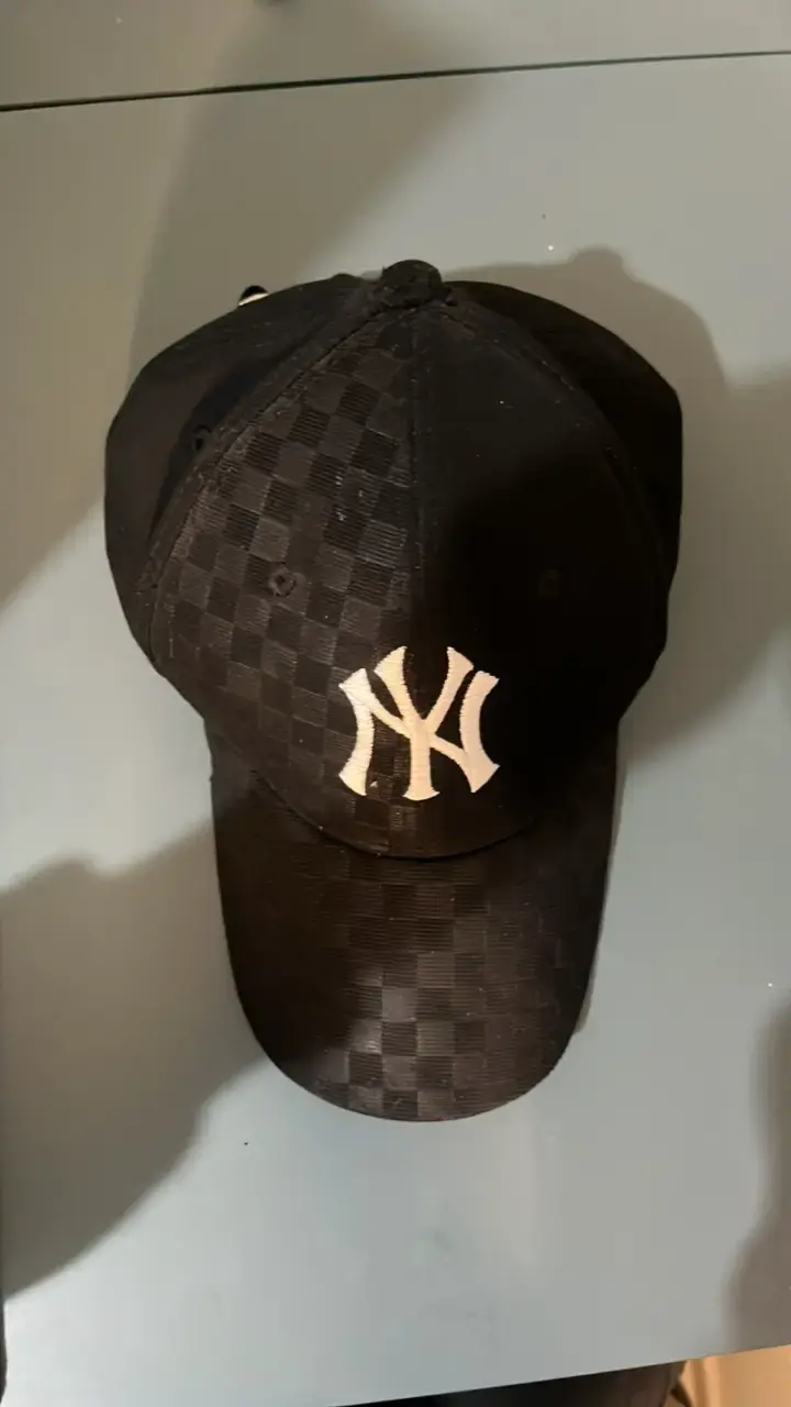 Gorra negra con logo bordado - 2