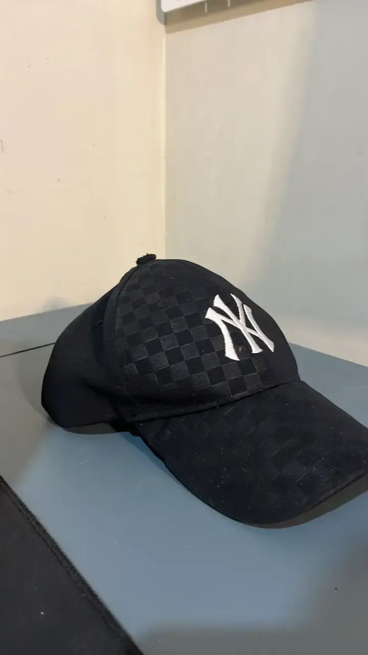 Gorra negra con logo bordado - 3