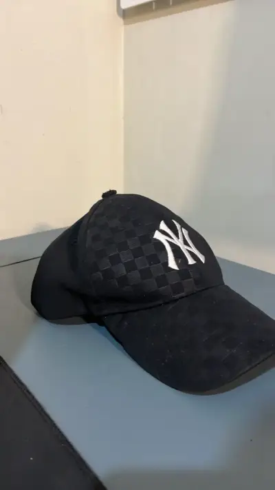 Gorra negra con logo bordado - miniatura 3