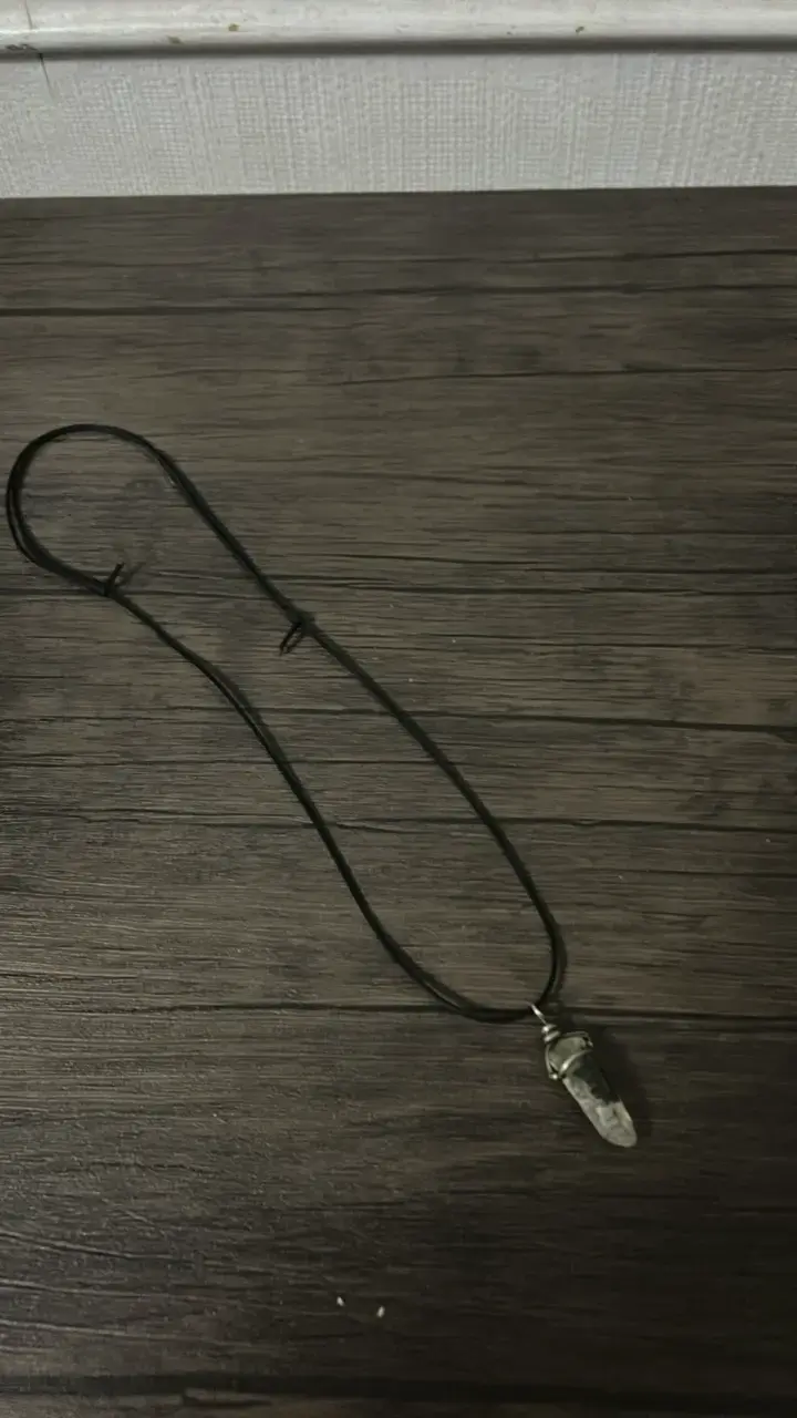 Collar de cuarzo con cordón negro - 1