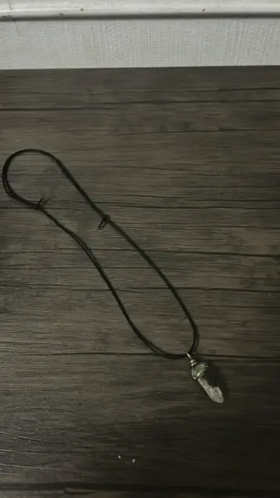 Collar de cuarzo con cordón negro - miniatura 1