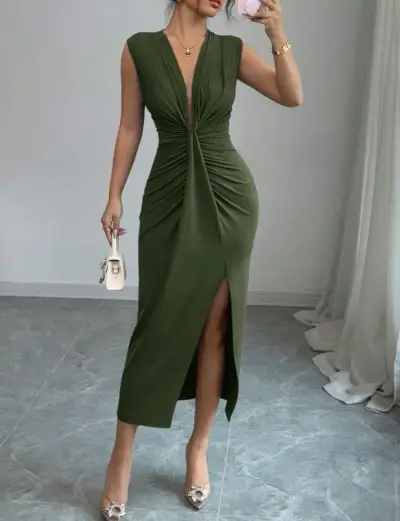 Vestido largo verde con escote profundo - miniatura 2