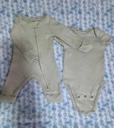 Conjunto de ropa de bebé a rayas - miniatura 1