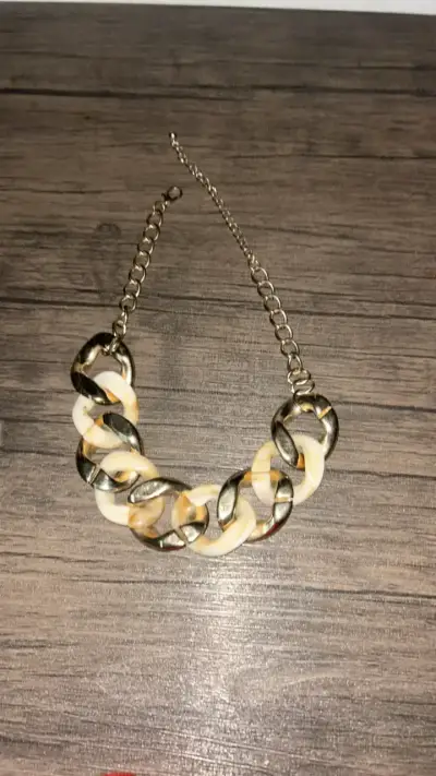 Collar de eslabones dorados y blancos - miniatura 1