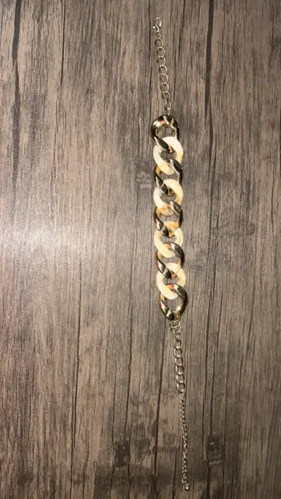 Collar de eslabones dorados y blancos - miniatura 2