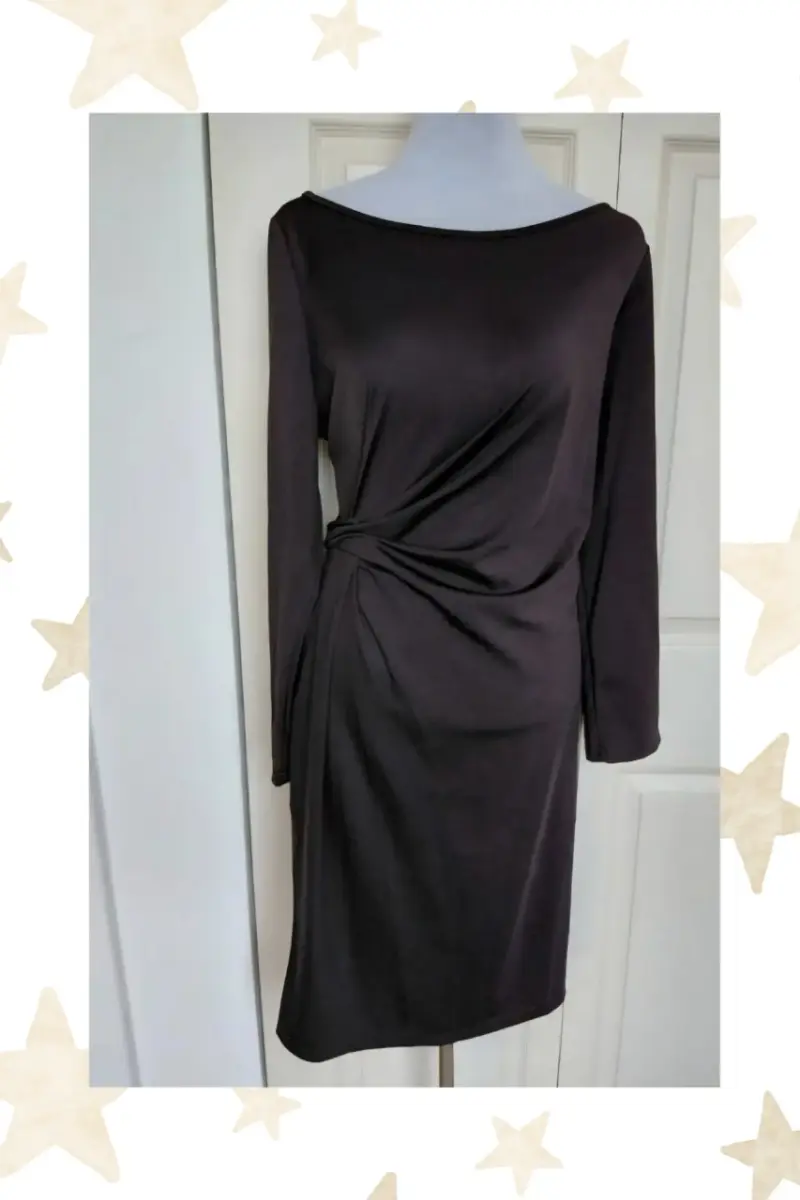 Vestido negro elegante con detalle drapeado - 1