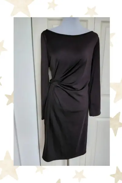 Vestido negro elegante con detalle drapeado - miniatura 1