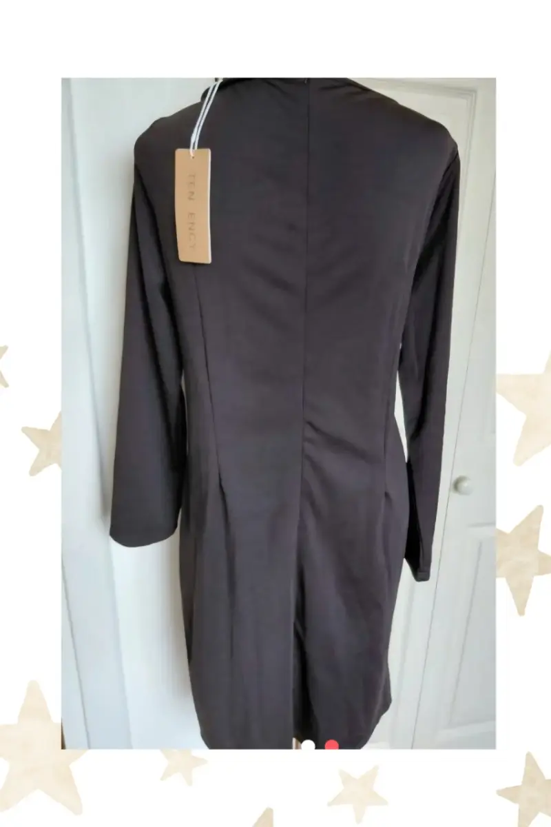 Vestido negro elegante con detalle drapeado - 2