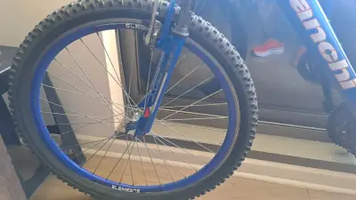 Bicicleta Bianchi azul con neumáticos gruesos - miniatura 1