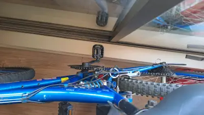 Bicicleta Bianchi azul con neumáticos gruesos - miniatura 2