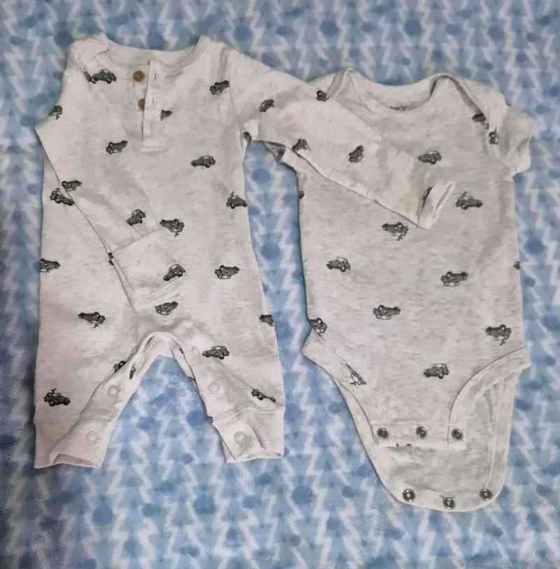 Set de bodies para bebé con estampado de autos - 1
