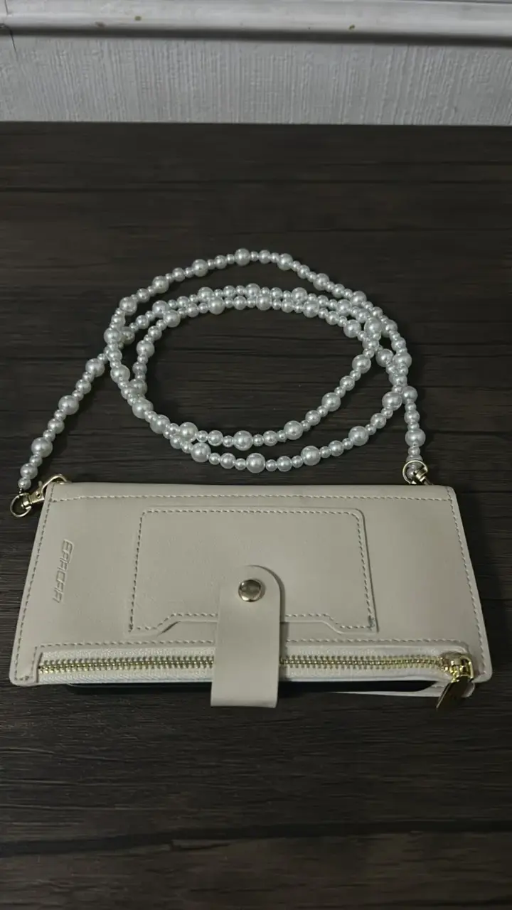 Cartera beige con correa de perlas - 1