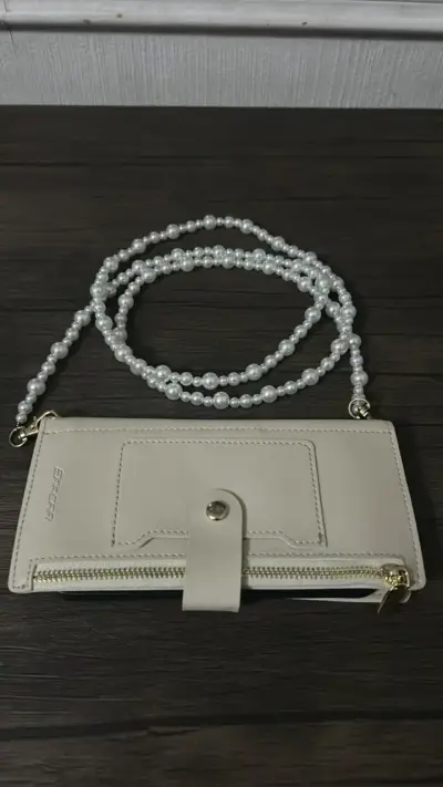 Cartera beige con correa de perlas - miniatura 1