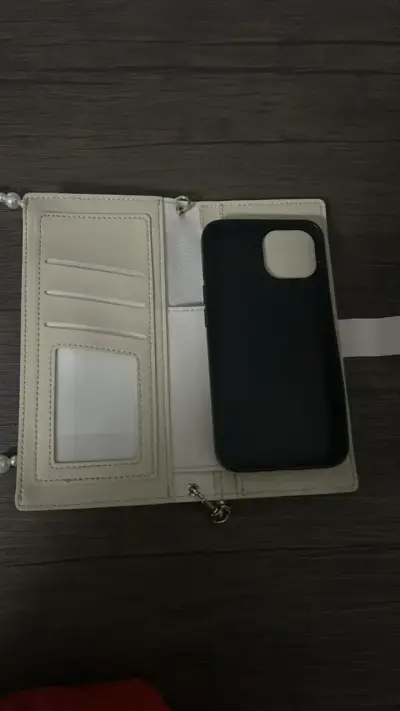 Cartera beige con correa de perlas - miniatura 2