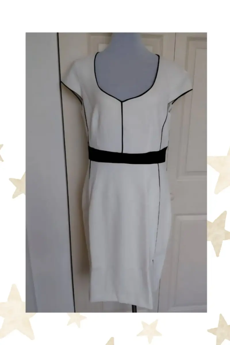Vestido blanco elegante con detalles negros - 1