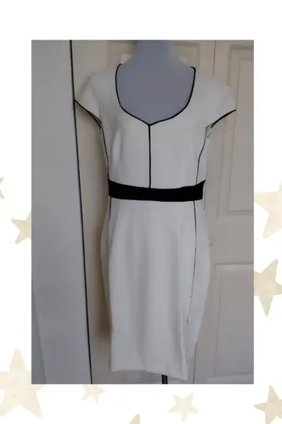 Vestido blanco elegante con detalles negros - miniatura 1