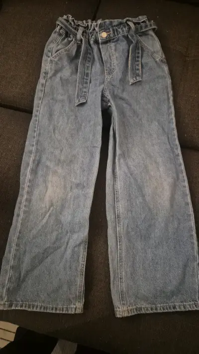 Jeans de mezclilla para niña con cinturón - miniatura 1