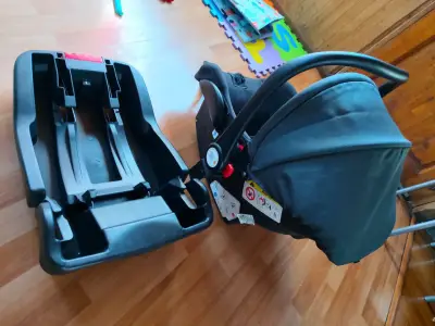 Silla de auto para bebé con base desmontable - miniatura 1