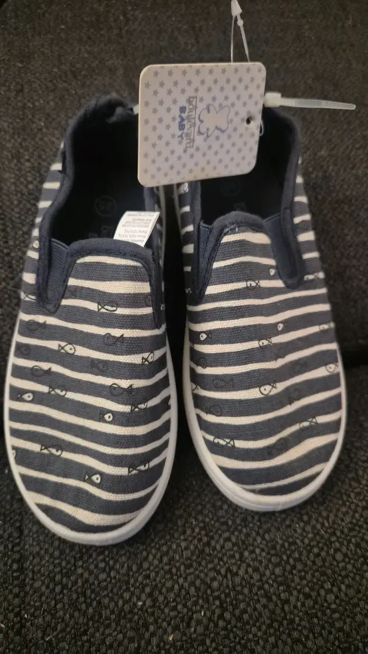 Zapatillas de bebé rayadas azul y blanco