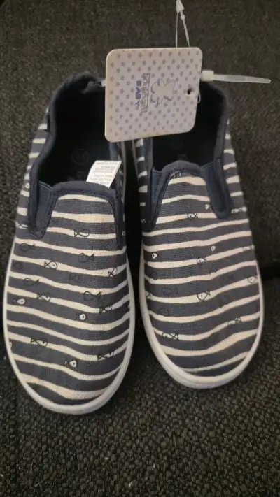 Zapatillas de bebé rayadas azul y blanco - miniatura 1