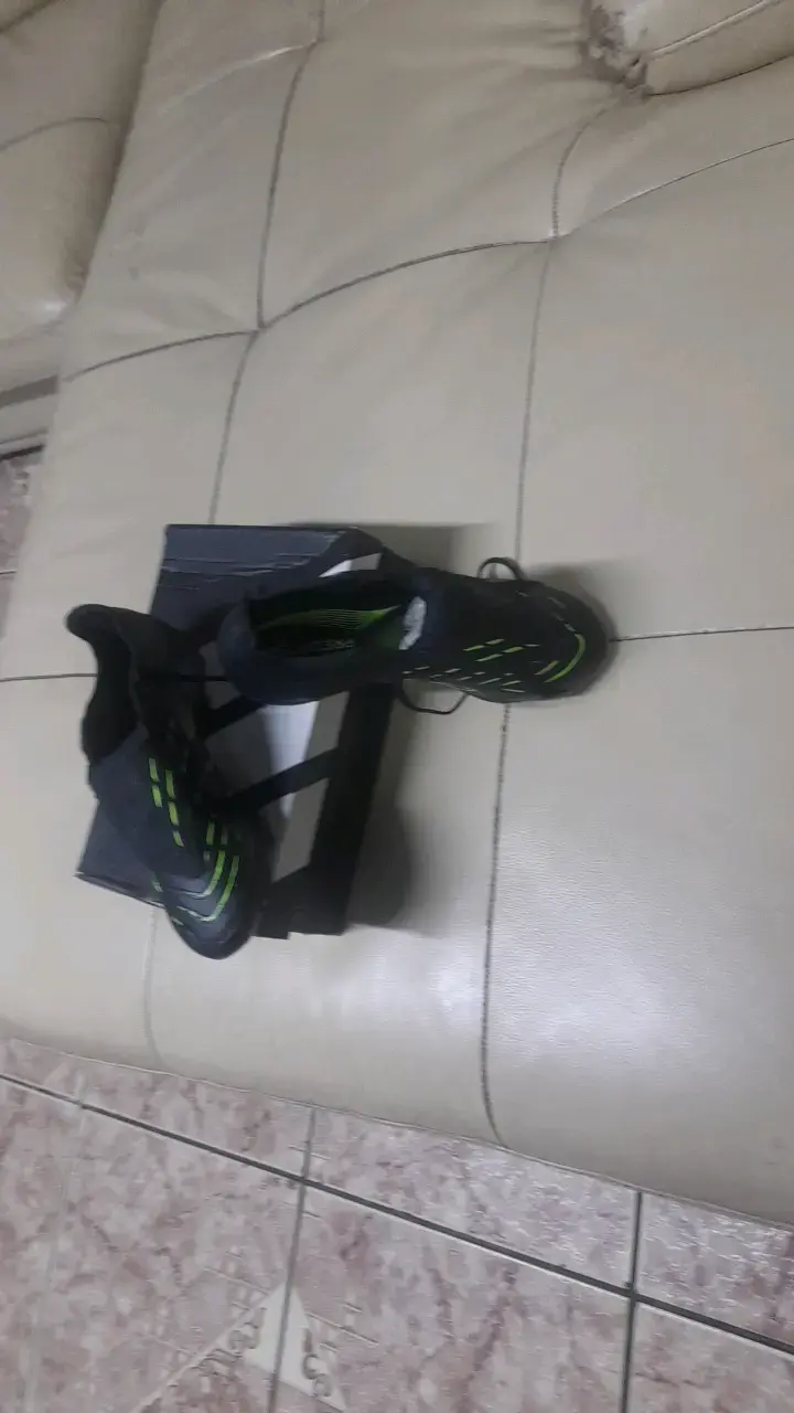 Zapatillas deportivas negras con detalles verdes - 1
