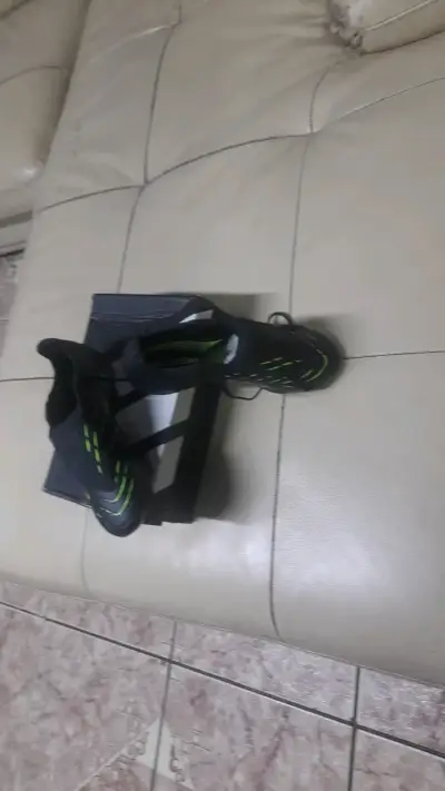 Zapatillas deportivas negras con detalles verdes - miniatura 1