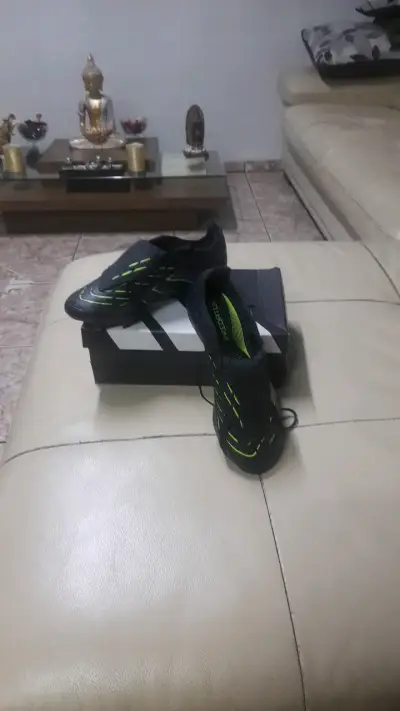 Zapatillas deportivas negras con detalles verdes - miniatura 2