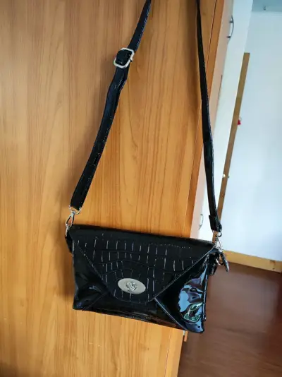 Cartera negra de charol con correa ajustable - miniatura 1