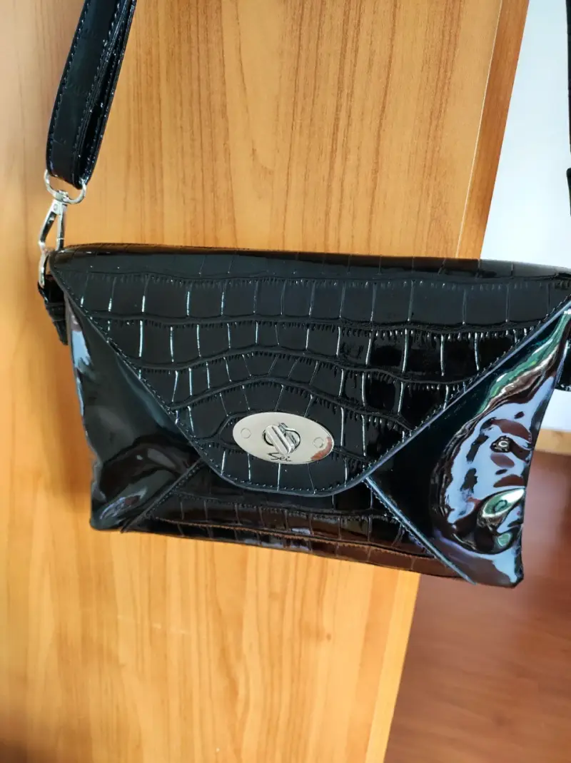 Cartera negra de charol con correa ajustable - 2