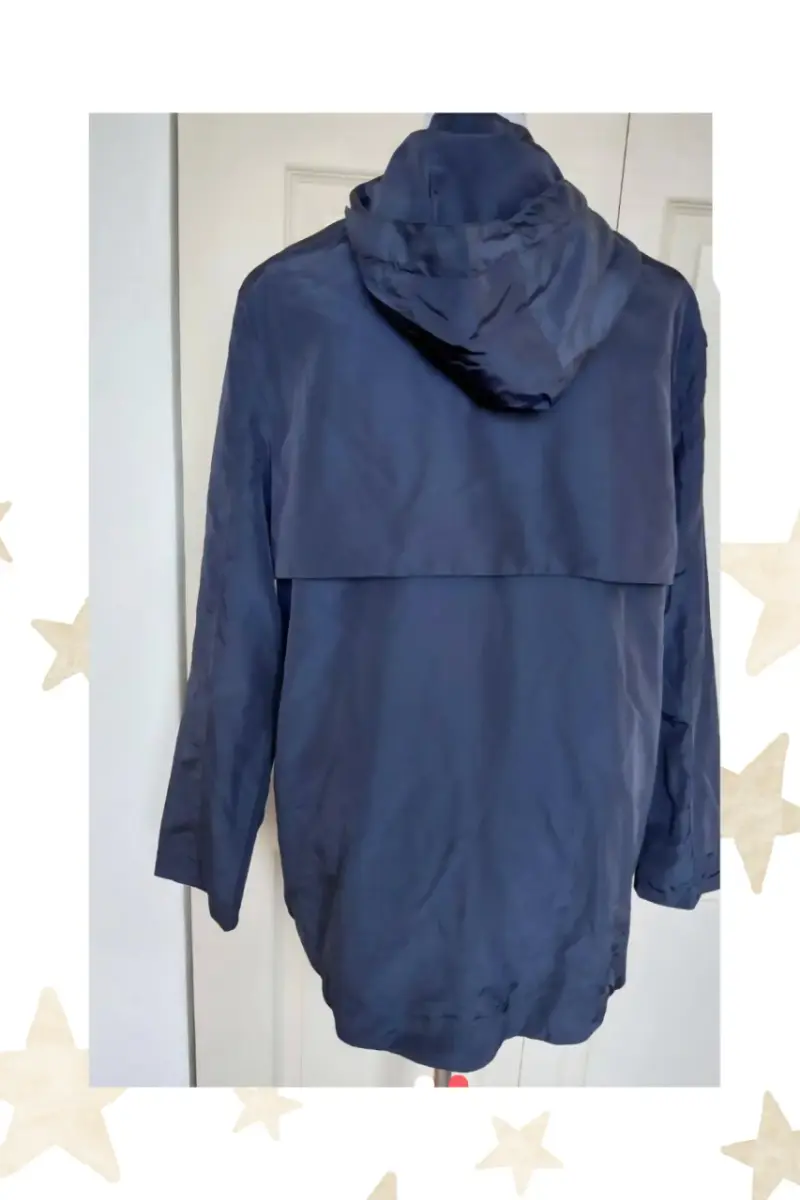 Chaqueta impermeable azul con capucha - 2