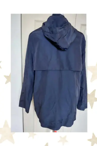 Chaqueta impermeable azul con capucha - miniatura 2