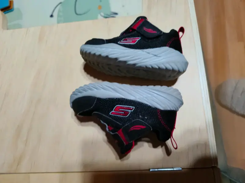 Zapatillas Skechers negras para niños - 1
