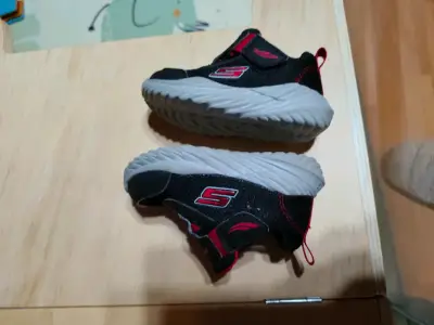 Zapatillas Skechers negras para niños - miniatura 1