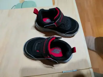 Zapatillas Skechers negras para niños - miniatura 2