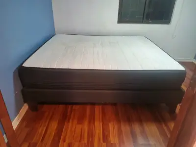 Cama matrimonial con colchón en buen estado - miniatura 1