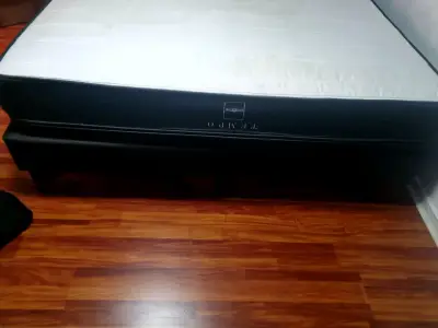 Cama matrimonial con colchón en buen estado - miniatura 2