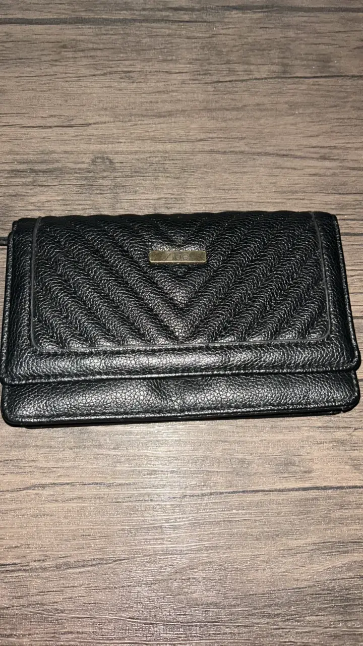 Cartera negra de cuero con diseño elegante - 1