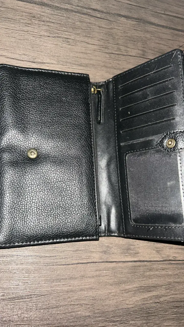Cartera negra de cuero con diseño elegante - 2